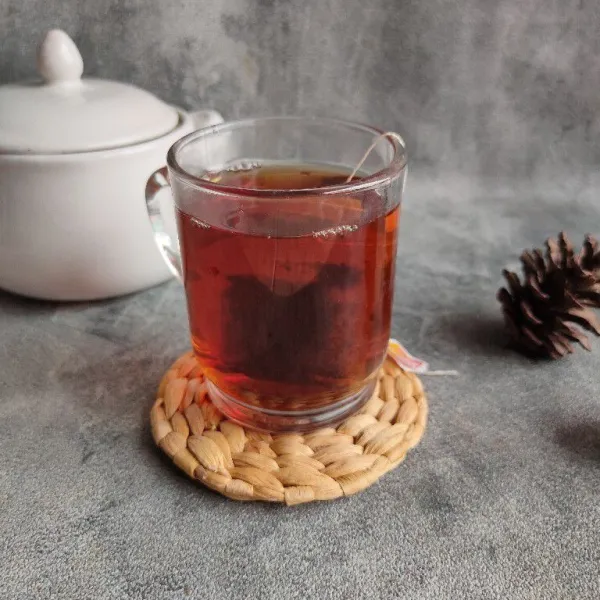 Seduh teh dengan air panas diamkan hingga berubah warna lalu dinginkan .