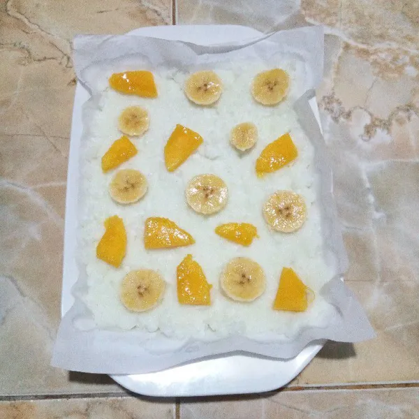 Beri potongan buah pisang dan buah mangga.