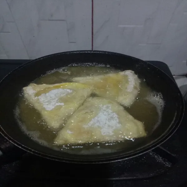 Panaskan minyak goreng hingga berwarna kuning keemasan.