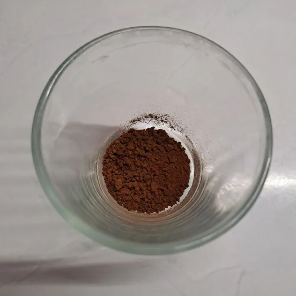 Siapkan gelas kecil, masukkan kopi robusta.