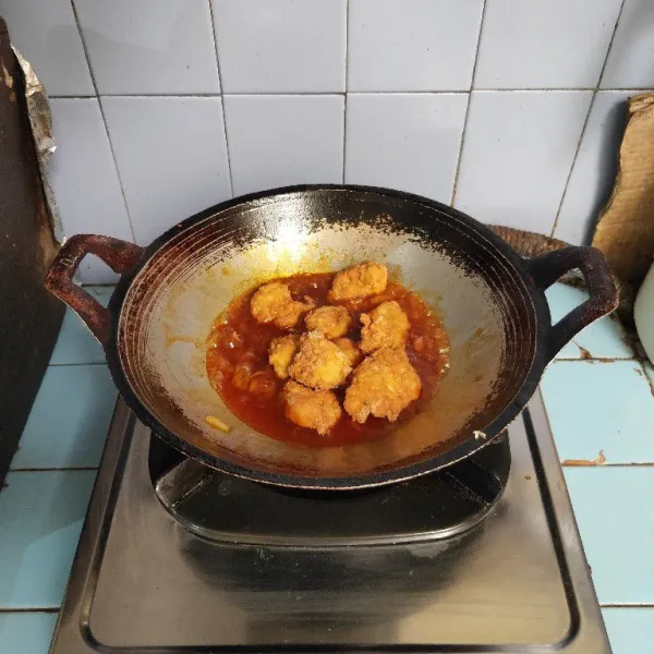 Masukkan ayam goreng pok-pok ke dalam saus. Aduk hingga tercampur rata.