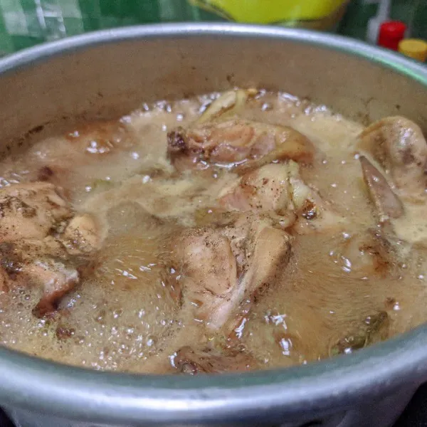 Aduk balik daging ayam sesekali.