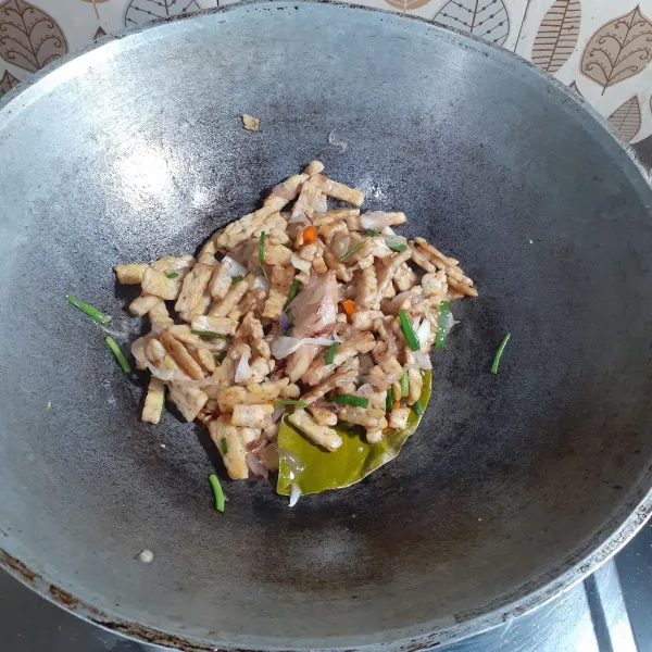 Aduk rata, masak hingga bumbu meresap. Sajikan.