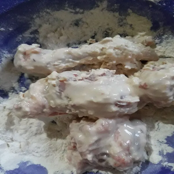 Celupkan lagi ayam dalam adonan basah. Kemudian balurkan lagi dalam tepung kering.
