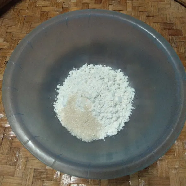 Siapkan wadah, masukkan tepung terigu, tepung beras, gula pasir dan garam.