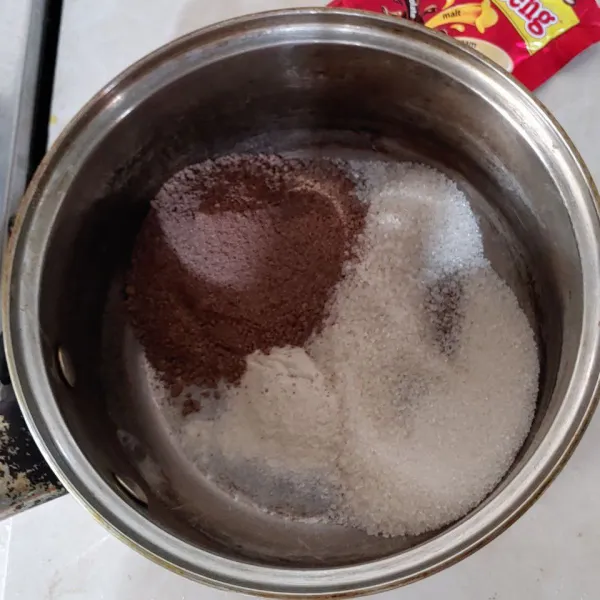 Sisihkan 1/4 sdt tepung agar-agar. Kemudian campurkan sisanya kedalam panci bersama gula pasir dan beng-beng drink.