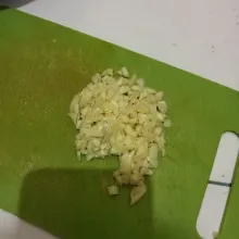 Cincang kasar bawang putihnya.