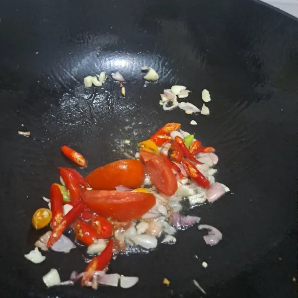 Timis bawang merah dan putih sampai harum masukan cabe dan tomat aduk rata.