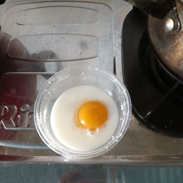 Ambil 1 sendok sayur adonan, tuang ke tepung maizena dan beri kuning telur. Aduk rata.