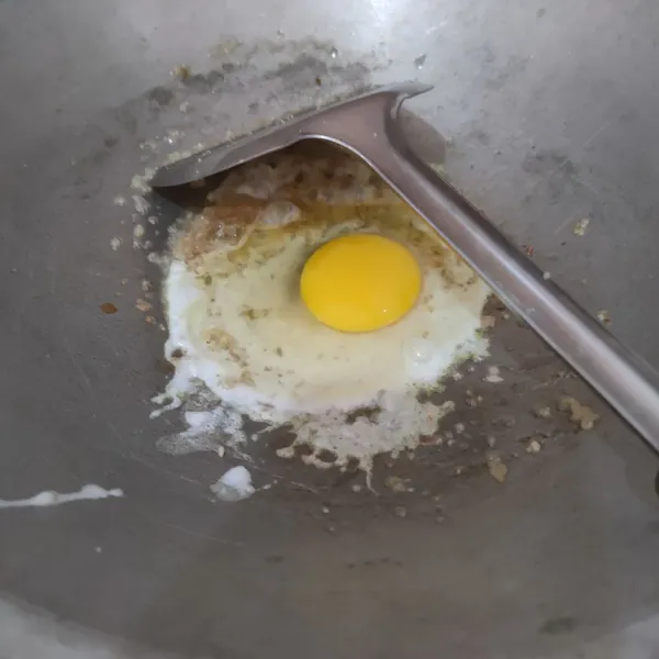 Masukkan telur, kemudian orak-arik.