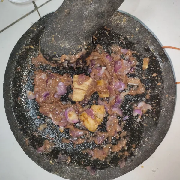 Uleg halus bawang merah, bawang putih dan terasi. Geprek lengkuas. Sisihkan