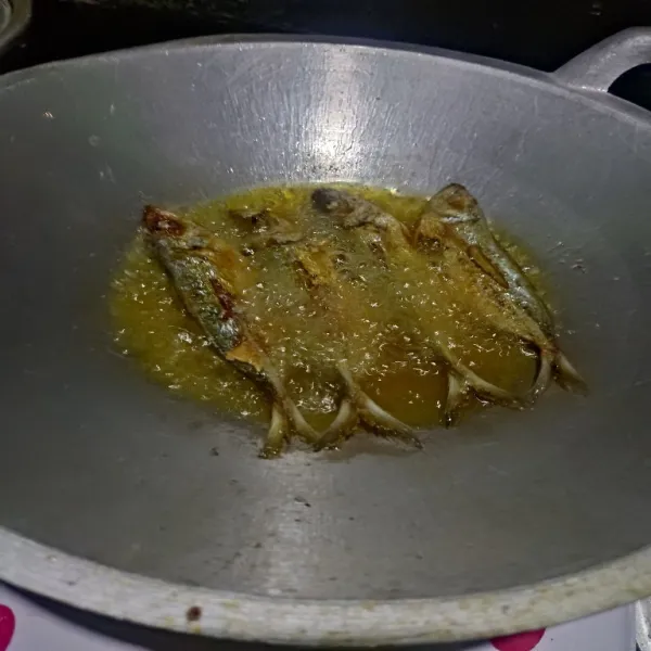 Panaskan minyak lalu goreng ikan hingga matang.