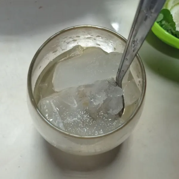 Masukkan simpel sirup dan es batu ke dalam gelas.