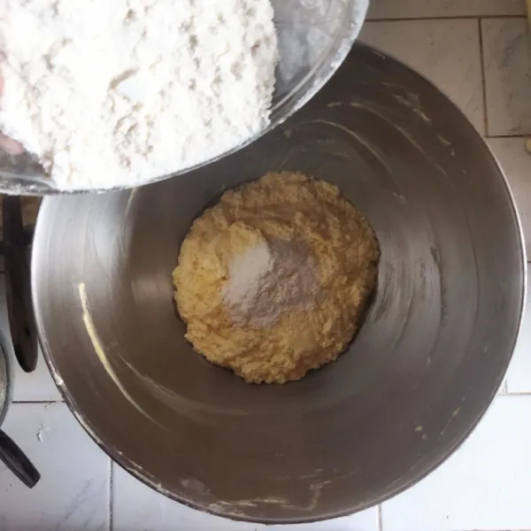 Masukkan tepung terigu dan baking powder. Mixer dengan kecepatan rendah, asal rata saja. Masukkan ke dalam piping bag. Sisihkan.
