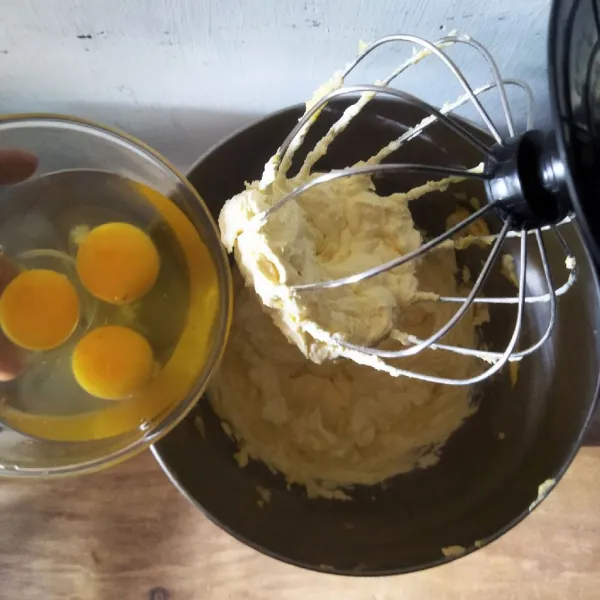 Masukkan telur satu demi satu dan mixer kembali hingga tercampur rata.