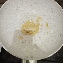 Goreng bawang putih dengan sedikit minyak hingga matang kecoklatan.