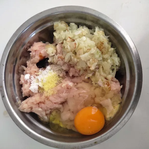 Dalam mangkok masukkan ayam giling, bawang yang tadi sudah ditumis. Tambahkan telur, lada bubuk, garam, kaldu bubuk , saus tiram, dan gula pasir. Aduk rata, sisihkan dulu.