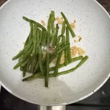 Masukkan buncis dan bumbui garam lada. Masak sebentar saja lalu angkat. Siap disajikan!