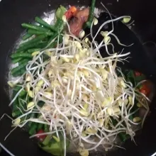 Tambahkan kacang panjang, aduk lalu kecambah dele, aduk rata.