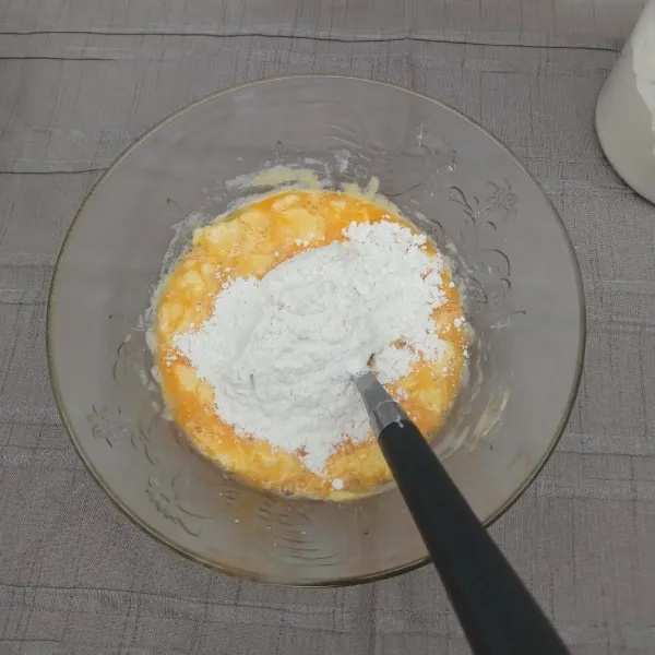 Campur margarin, gula halus, telur dan tepung, kemudian aduk rata