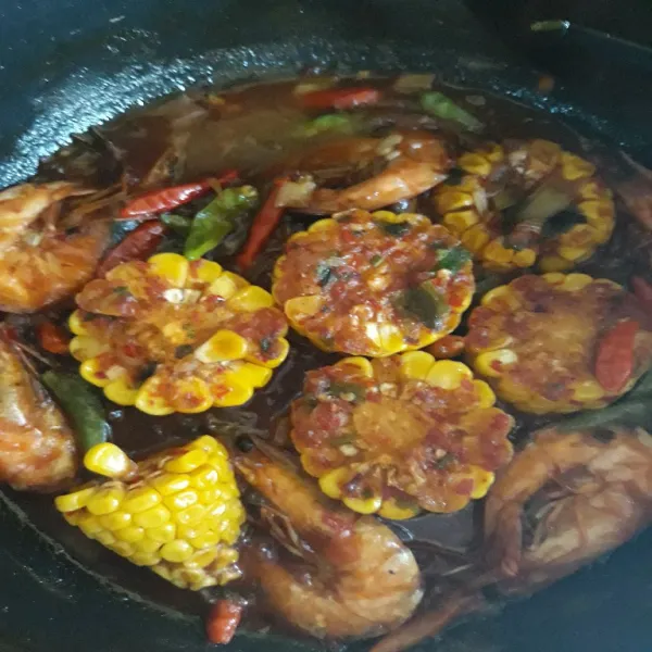 Biarkan masak sampai saus mengental dan jagung matang.