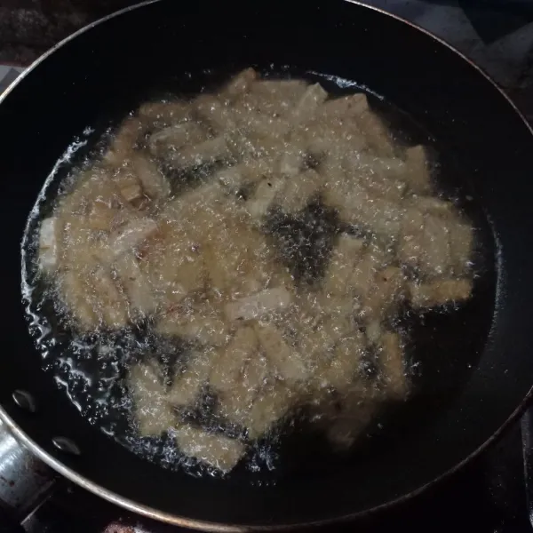 Potong tempe sesuai selera, goreng sampai kering, tiriskan.