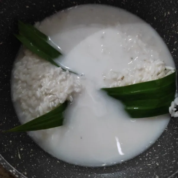 Rendam beras ketan selama 1 jam, lalu cuci. Setelah itu masukkan ke dalam panci, tambahkan daun pandan, santan dan garam. Masak sambil terus diaduk hingga santan terserap ke beras ketan. Angkat.