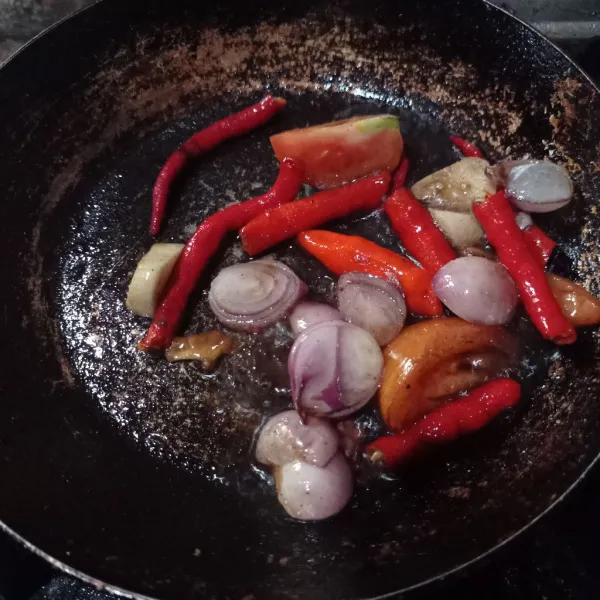 Lalu goreng bawang merah, bawang putih, cabe, tomat dan terasi sampai matang.