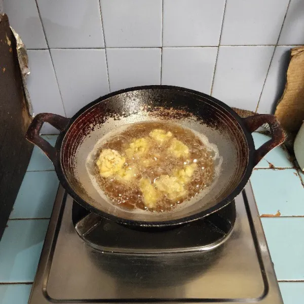 Goreng hingga kuning kecoklatan.