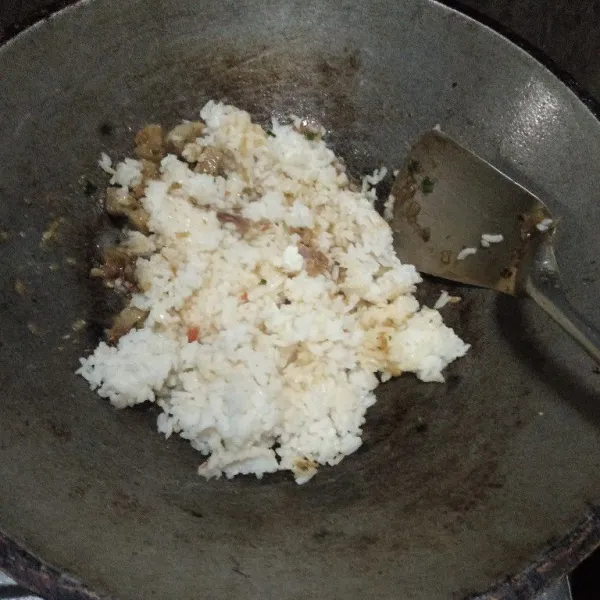Masukan nasi ke dalam wajan,aduk hingga merata,koreksi rasa dan siap di sajikan.