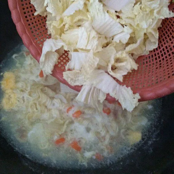 Masukkan sawi putih , bumbu mie instan, daun bawang iris lalu aduk .Angkat dan pindahkan ke mangkok. Taburi mie dengan bawang merah dan daun seledri lalu sajikan.