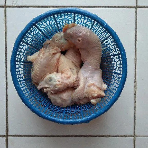 Cuci bersih kepala ayam.