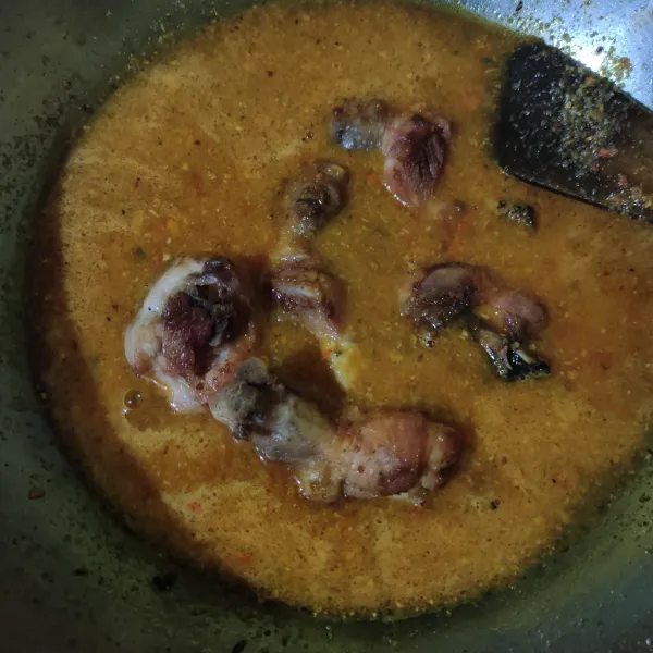 Masukkan ayam, masak hingga bumbu meresap.