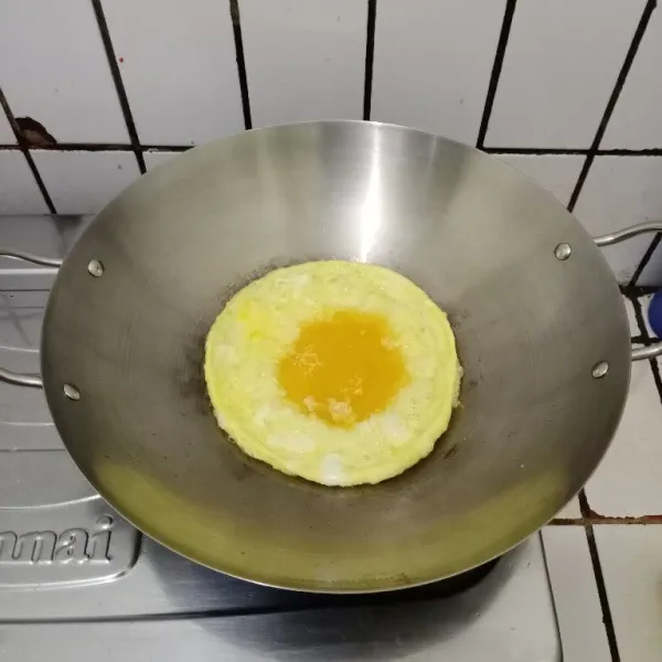 Masak telur dadar hingga matang.