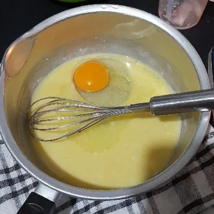 Tambahkan telur aduk lagi hingga rata.