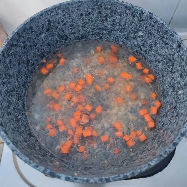 Masukkan wortel dan sisa air. Rebus hingga wortel empuk.