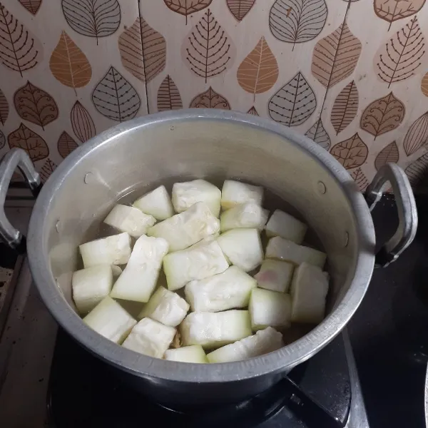 Masukkan labu air, masak hingga mulai kehijauan.