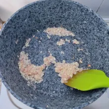 Tumis bawang merah dan bawang putih cincang hingga harum.