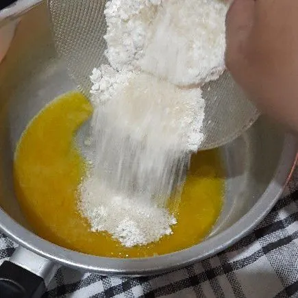Masukkan tepung, garam dan gula pasir aduk rata.