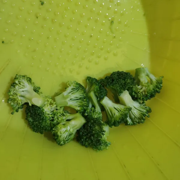 Siapkan brokoli, cuci bersih.