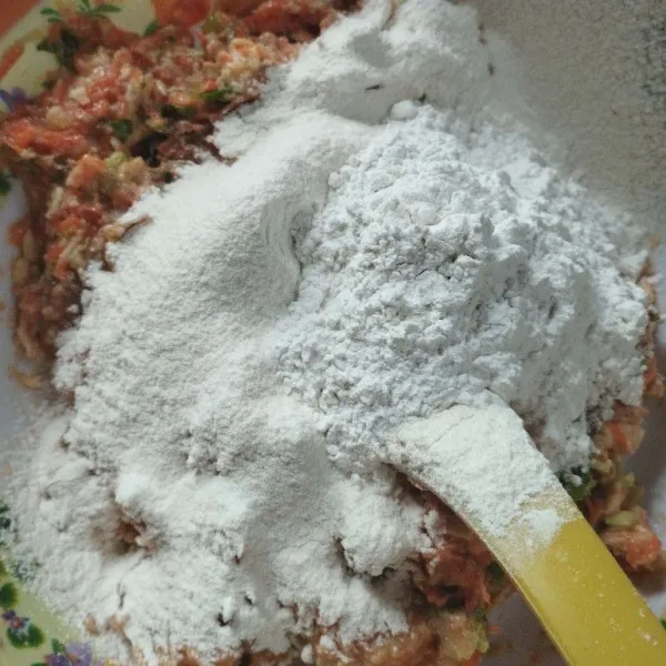 Masukkan kaldu jamur, gula, merica dan ketumbar bubuk,aduk rata kembali. Tambahkan tepung terigu dan tepung beras. aduk rata, koreksi rasanya.