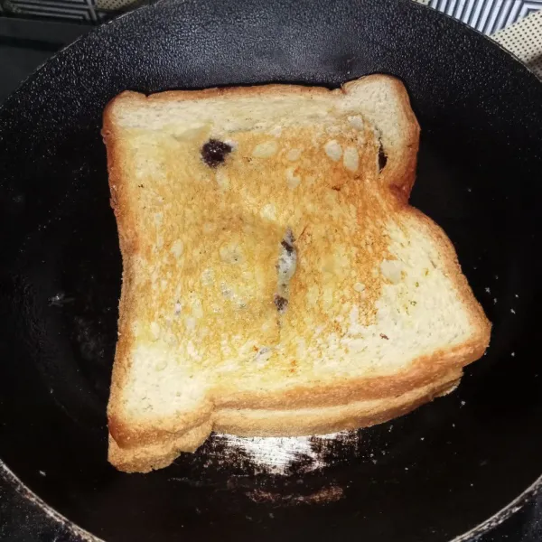 Panas sedikit margarin dan letakkan roti, panggang dengan api kecil sambil sesekali dibolak-balik sampai kedua sisinya sedikit kecokelatan. Angkat dan sajikan.