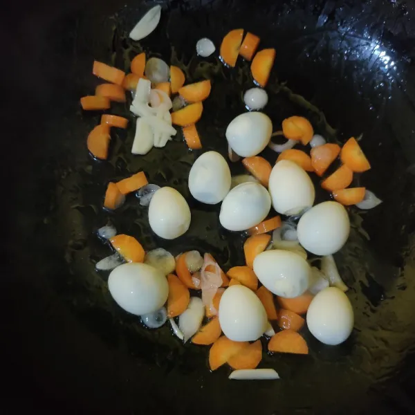 Masukkan wortel dan telur puyuh, aduk rata.