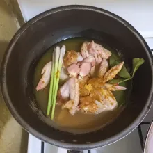 Tata ayam pada wajan, beri air, daun salam, serai dan lengkuas, nyalakan kompor dengan api kecil.