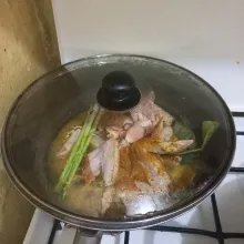 Tutup wajan, masak ayam hingga meletup-letup dan koreksi rasa.