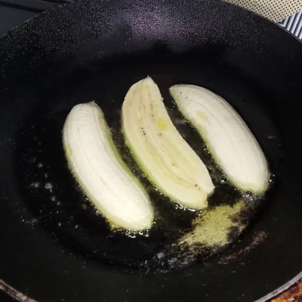 Belah tiga pisang, lalu panggang dengan sedikit margarin sampai kedua sisinya sedikit kecokelatan.