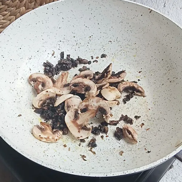 Masukkan jamur yang diiris besar. Tumis sebentar juga.