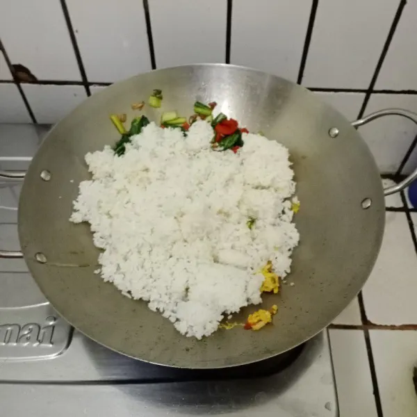 Masukkan nasi. Aduk hingga tercampur rata.