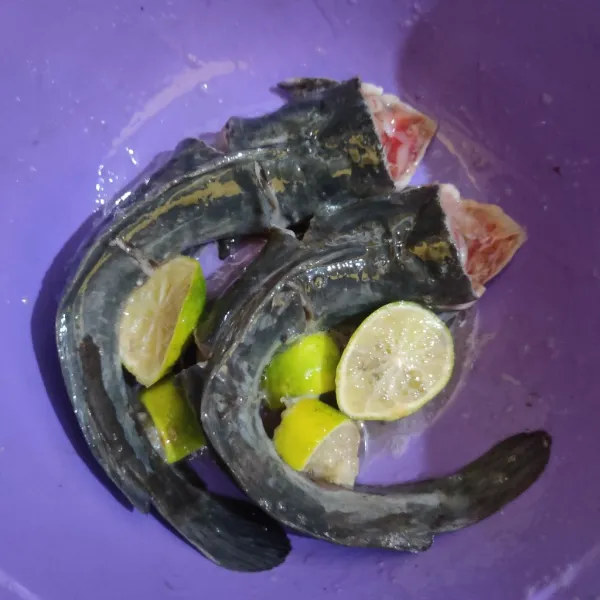 Cuci bersih ikan lele, beri perasan jeruk nipis. Diamkan selama 10 menit, cuci kembali hingga bersih, tiriskan.