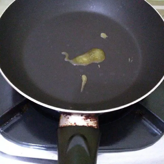 Lelehkan margarin (setiap akan menggoreng selalu olesi margarin )